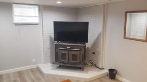 Full basement apartment quiet comfy with Hot Tub